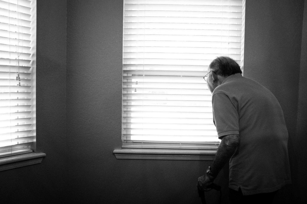 Einsamkeit kann besonders jetzt bei Senioren hervorstechen