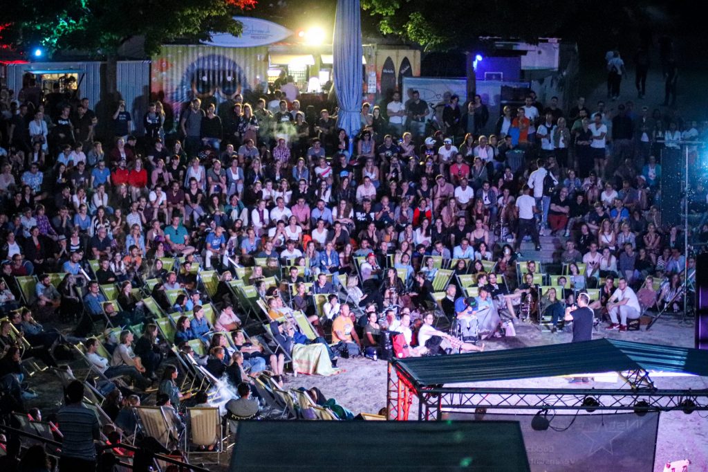 Viele Gäste beim Poetry Slam am Donaustrand